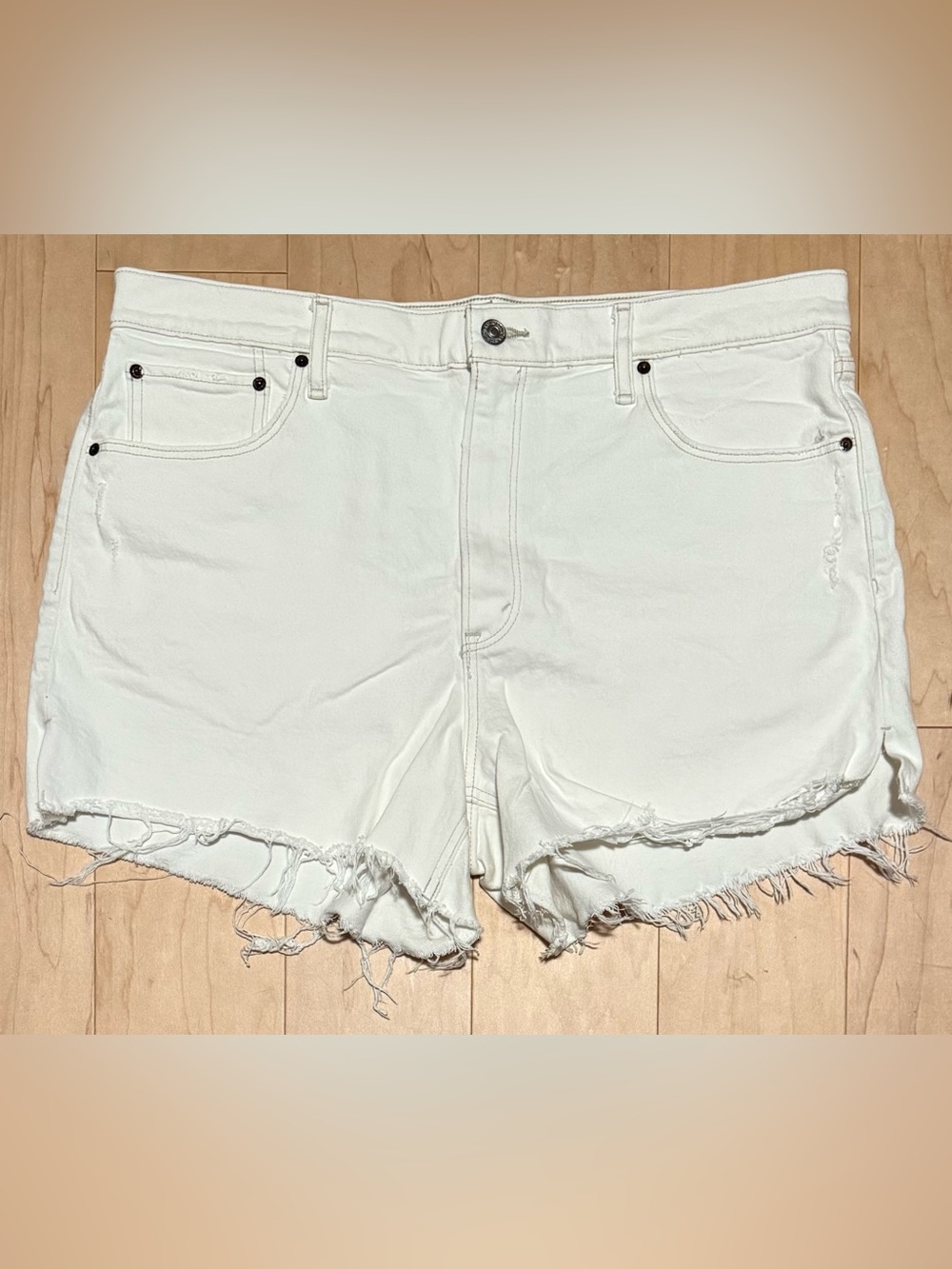 Abercrombie & Fitch 4” Mom High Rise Denim Shorts White Distressed Women’s 16 33